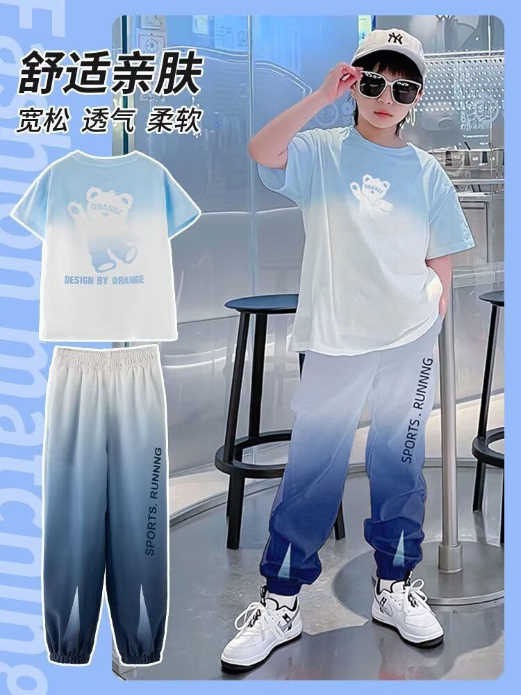 一個穿著 T 恤和褲子的男孩站在房間裡。