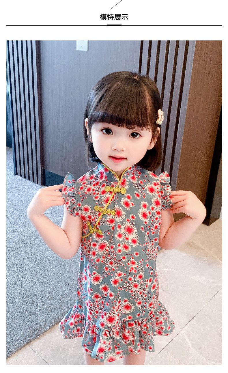 一個小女孩穿著花旗袍。