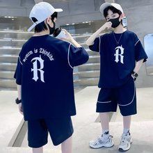 一個戴著口罩和帽子的男孩站在另一個戴著口罩和帽子的男孩旁邊。