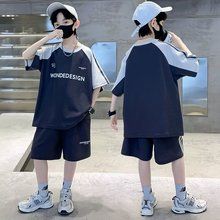一名戴著口罩和帽子的男孩和一名戴著面具和帽子的女孩並排站著。