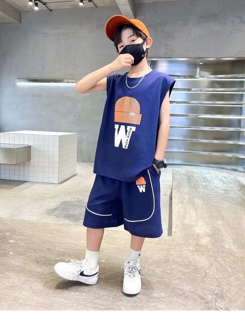 一個戴著口罩和帽子的小男孩站在房間裡。