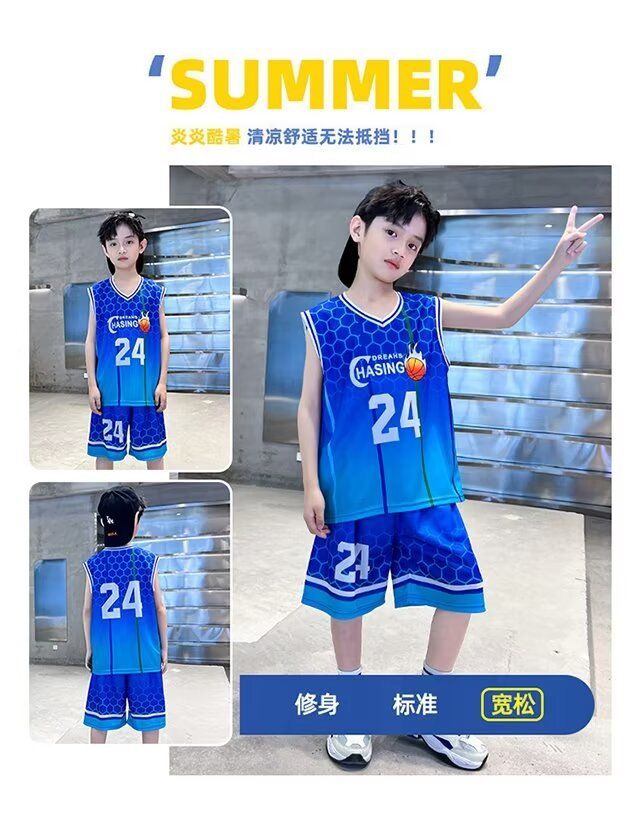 一個小男孩穿著藍色的籃球服和短褲。