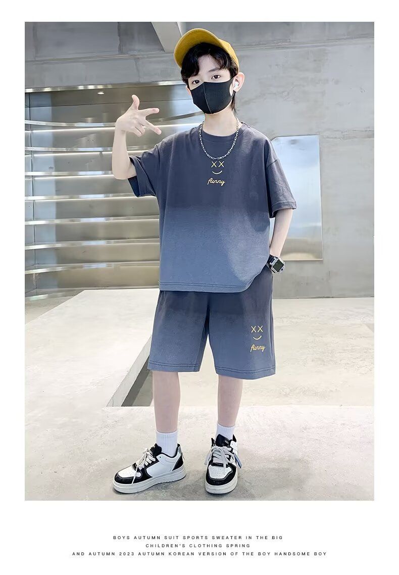 一個戴著口罩和帽子的小男孩站在樓梯前。