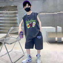 一名戴著口罩、身穿背心和短褲的男孩站在椅子旁。