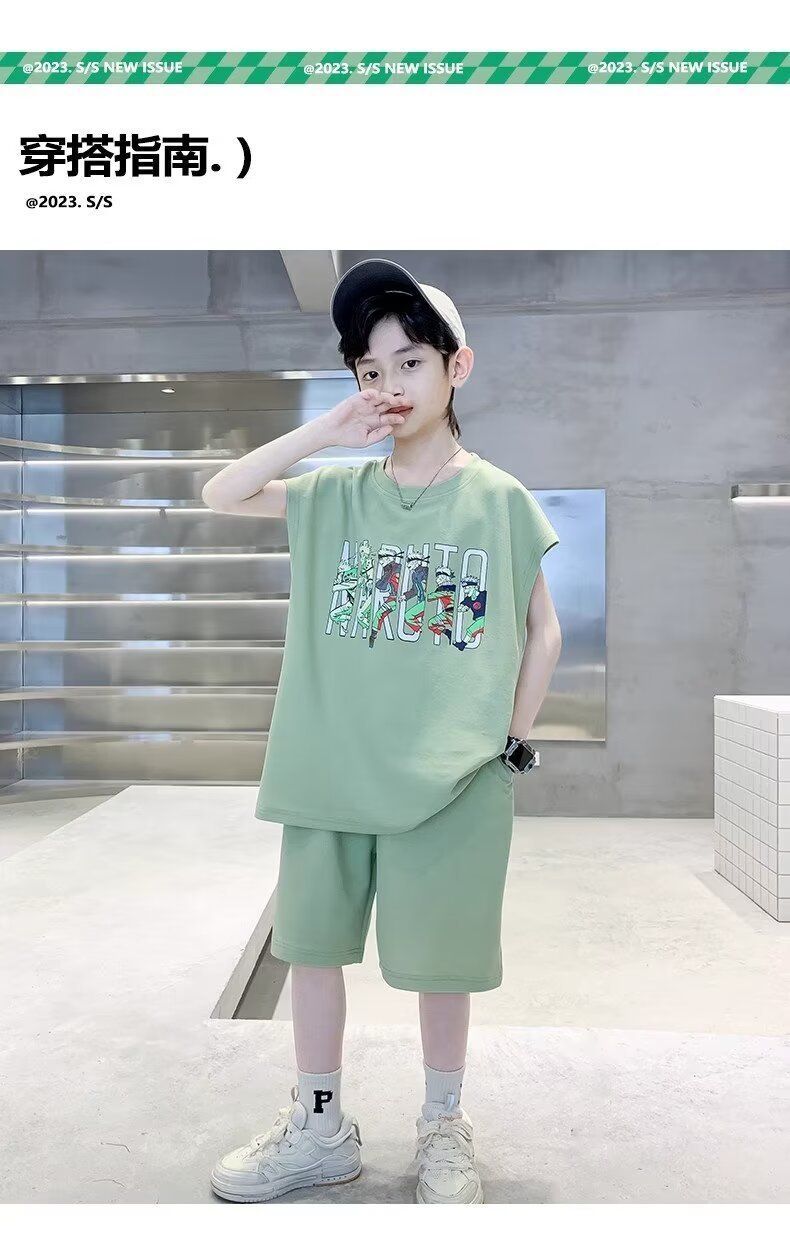 一個穿著綠色 T 恤和短褲的小男孩站在房間裡。