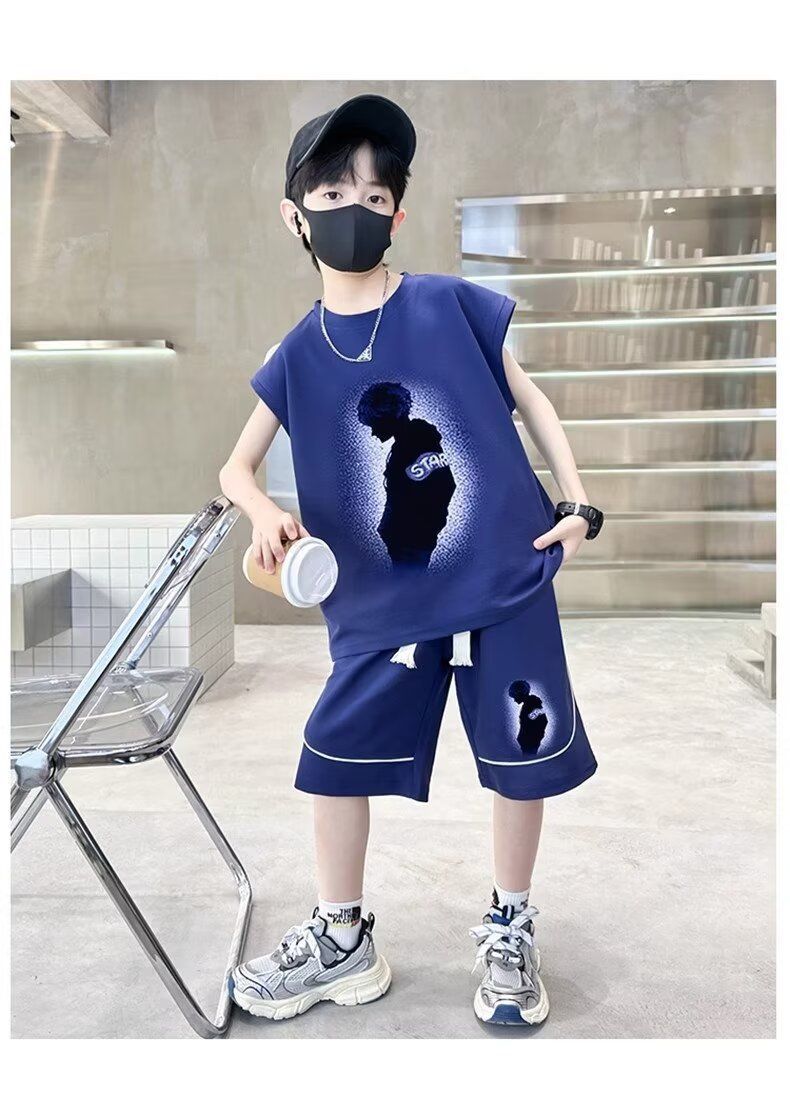 一個戴著面具的小男孩站在椅子旁邊。
