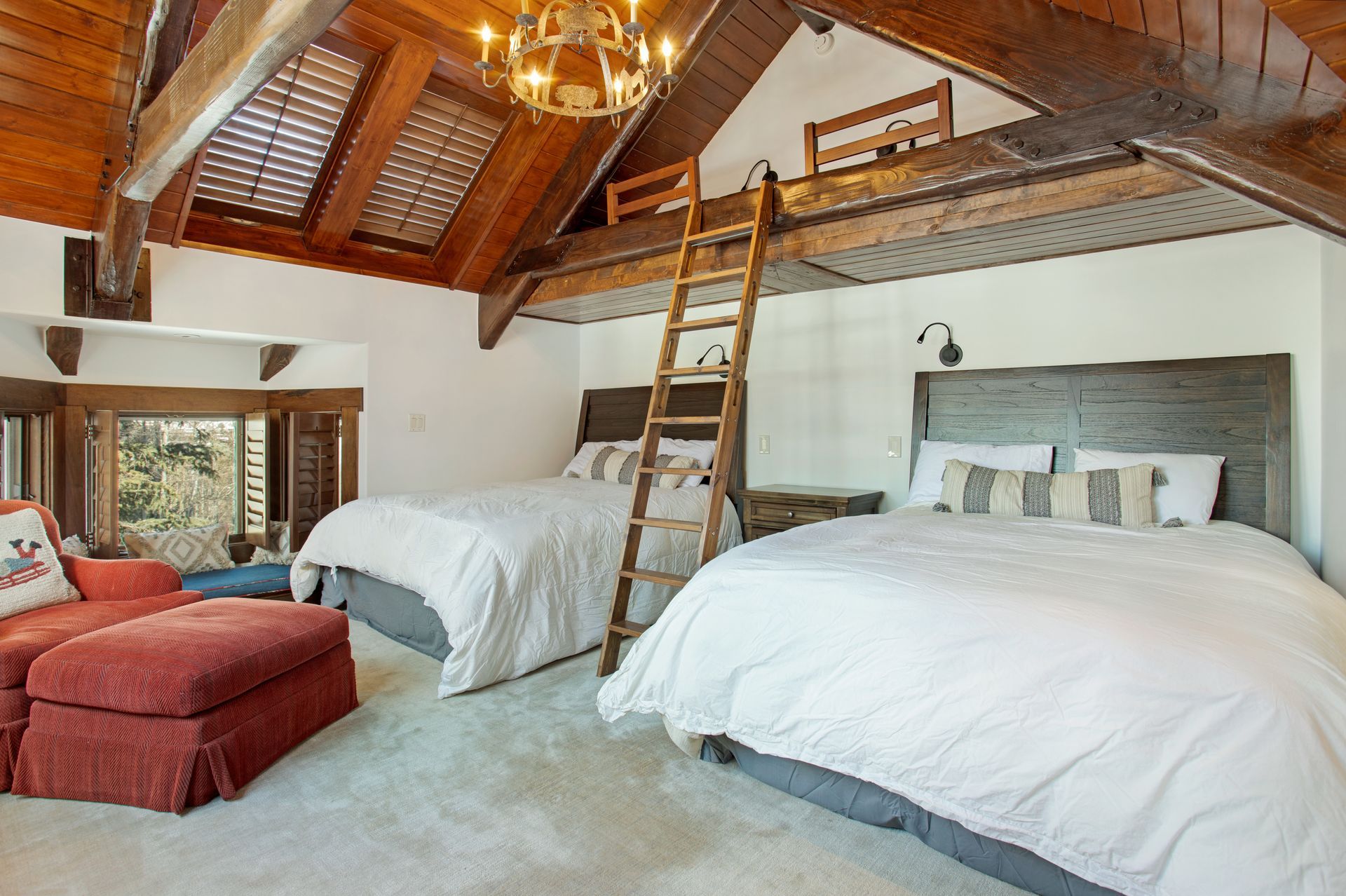 Beaver Damn bedroom with loft