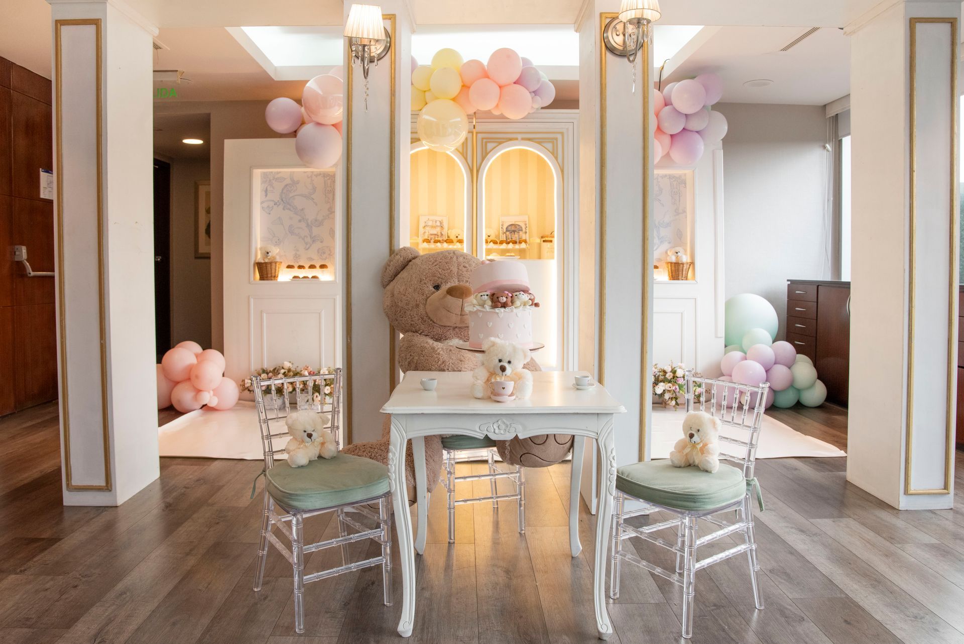 Una habitación con muebles blancos y mesas y sillas.