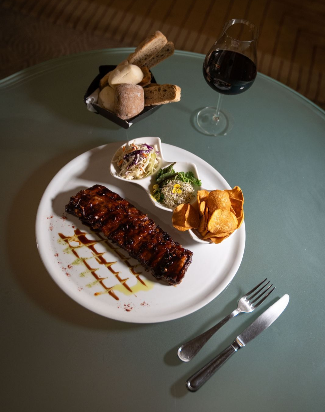 Un cubo de champán reposa sobre una mesa frente a una ventana.
