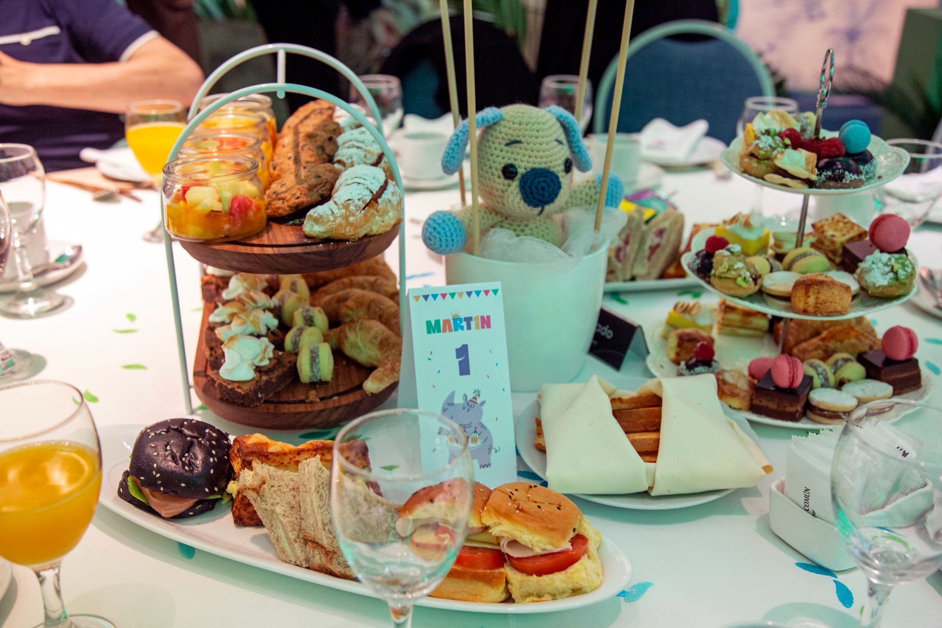 Una mesa con flores y linternas en una habitación con mesas y sillas.
