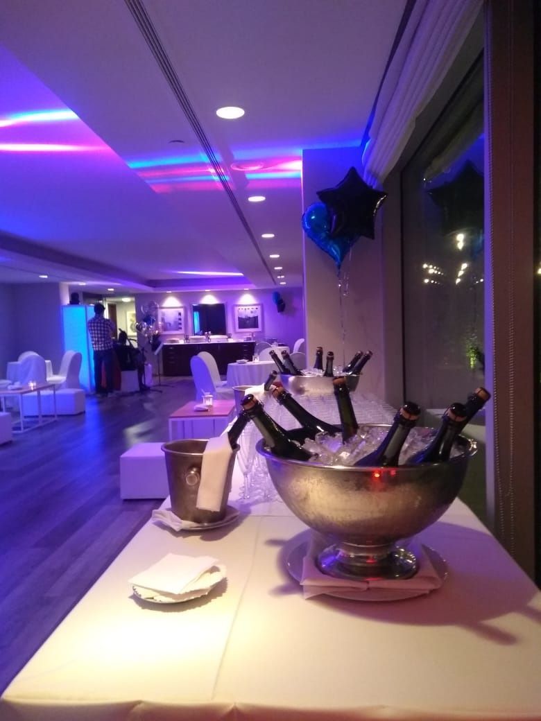 Una habitación con muebles blancos y mesas y sillas.