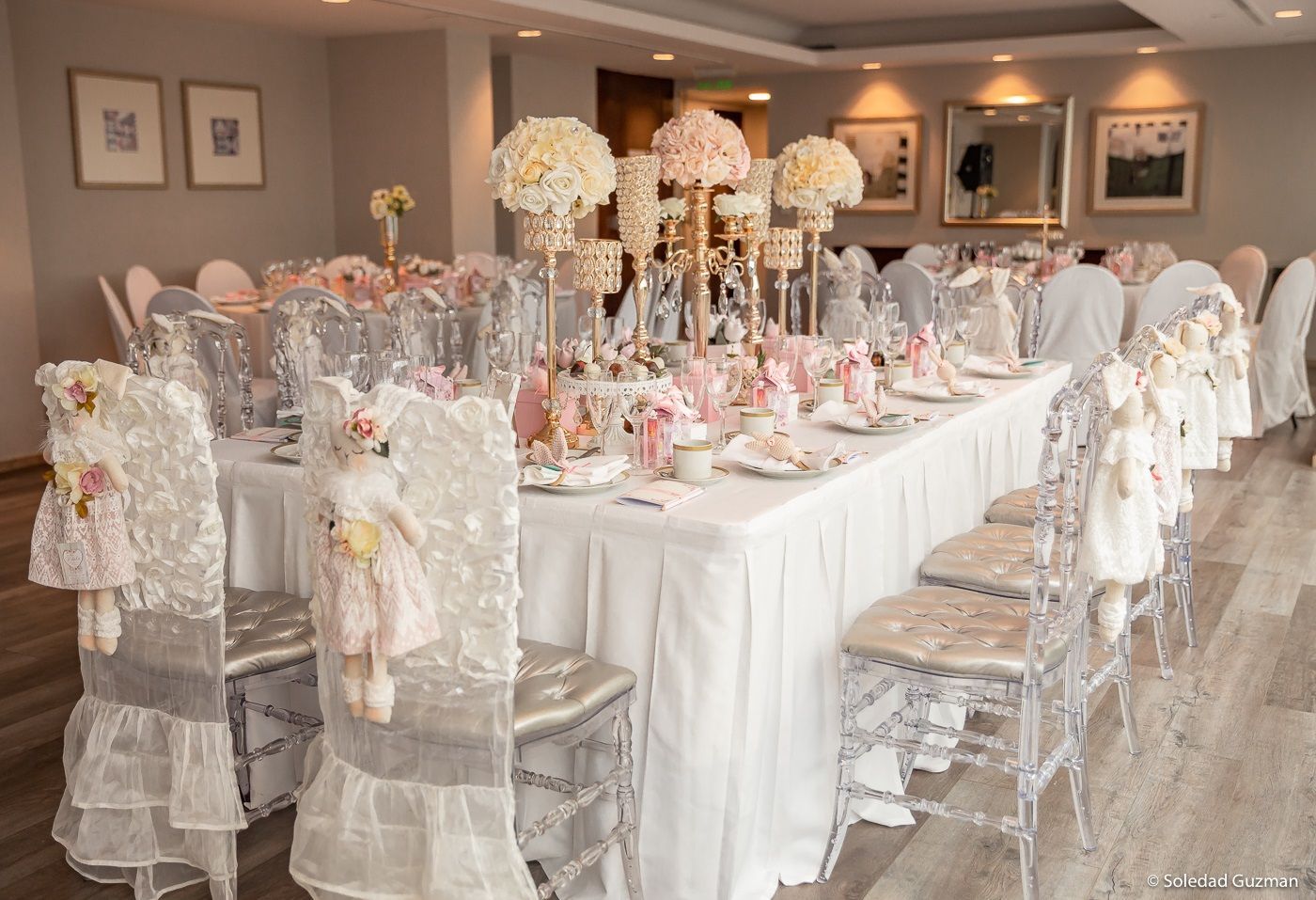 Una habitación oscura con muchas luces violetas y un cartel que dice punto.avi