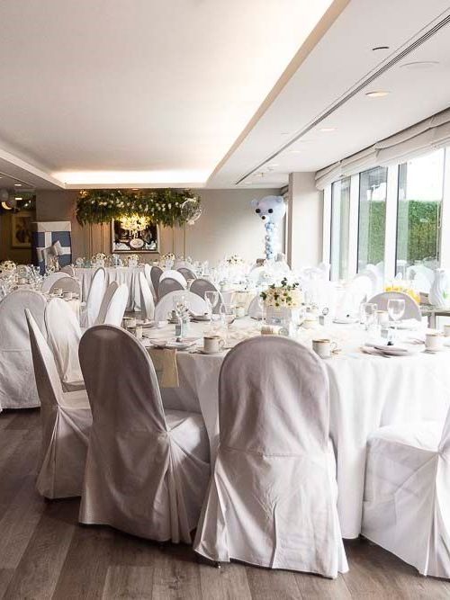 Una gran sala con mesas y sillas preparadas para una recepción de boda.