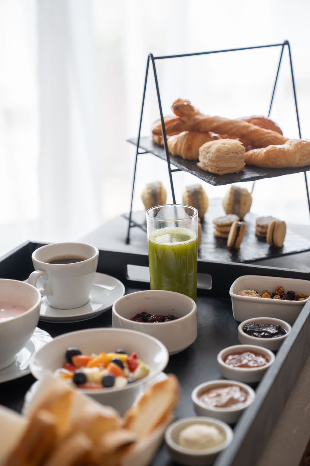 Una mujer envuelta en una toalla está sentada en una sauna de madera.