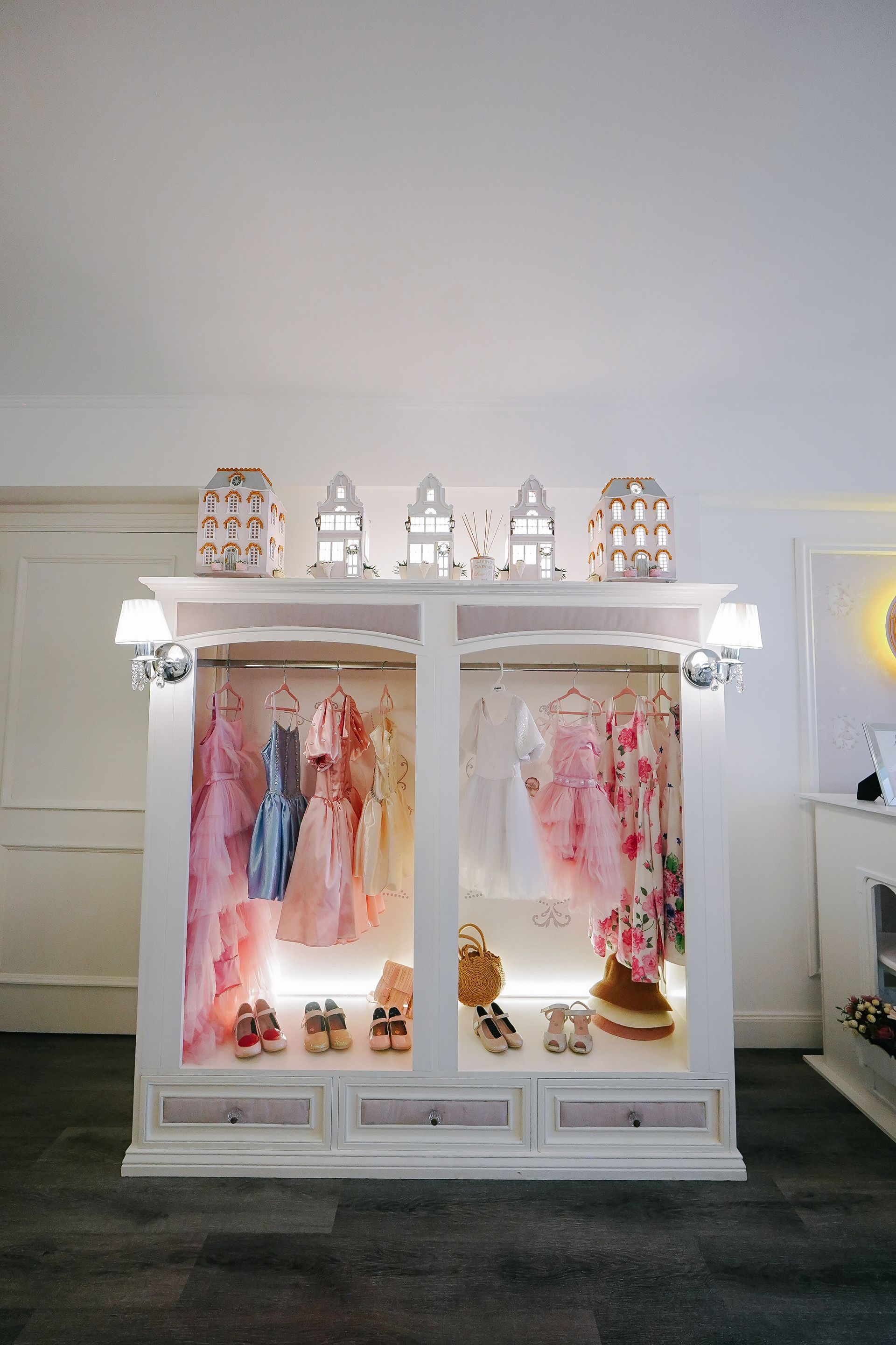 Una habitación con un armario lleno de ropa y zapatos.