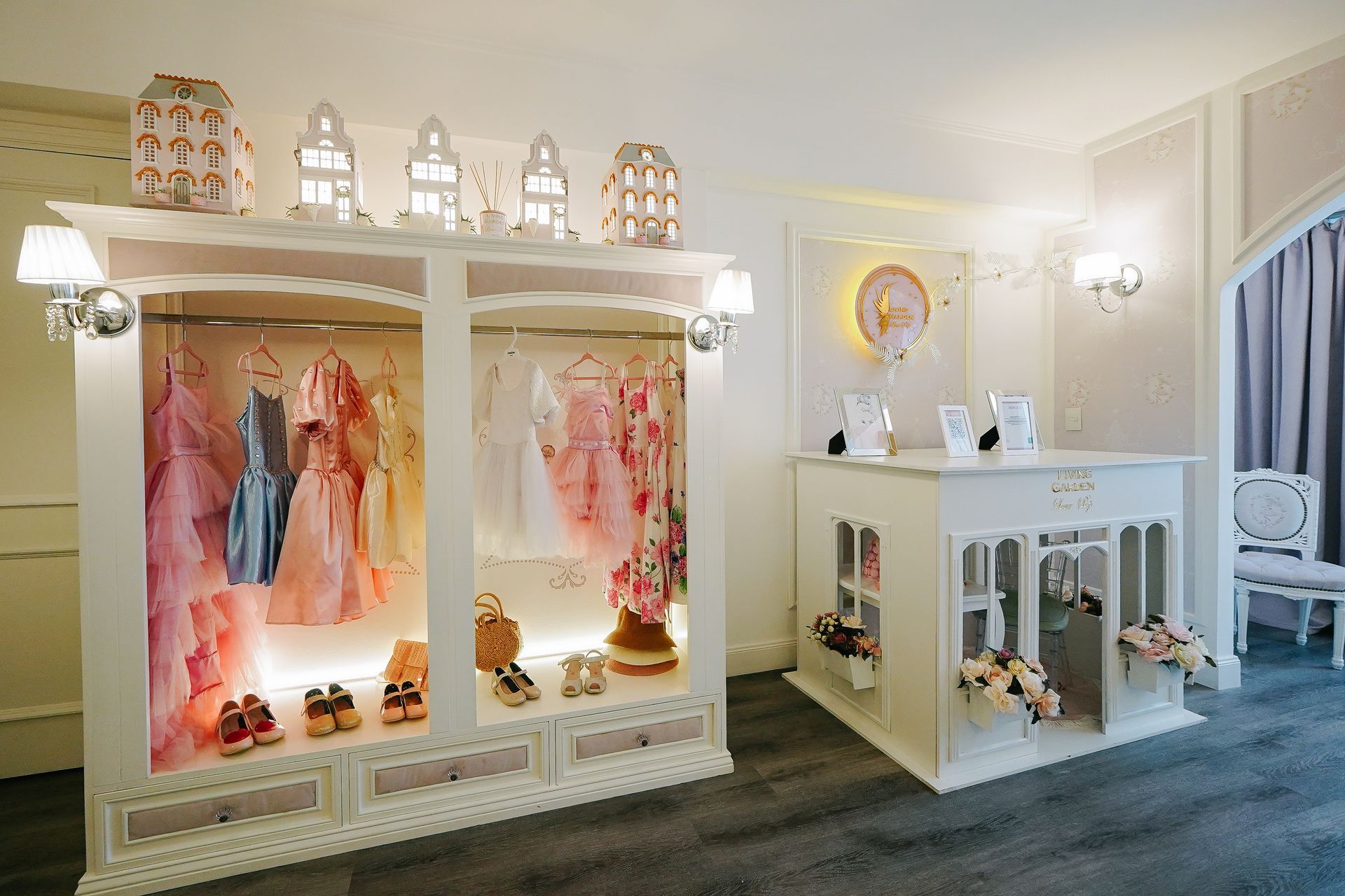 Una habitación con un armario y una mesa con ropa encima.