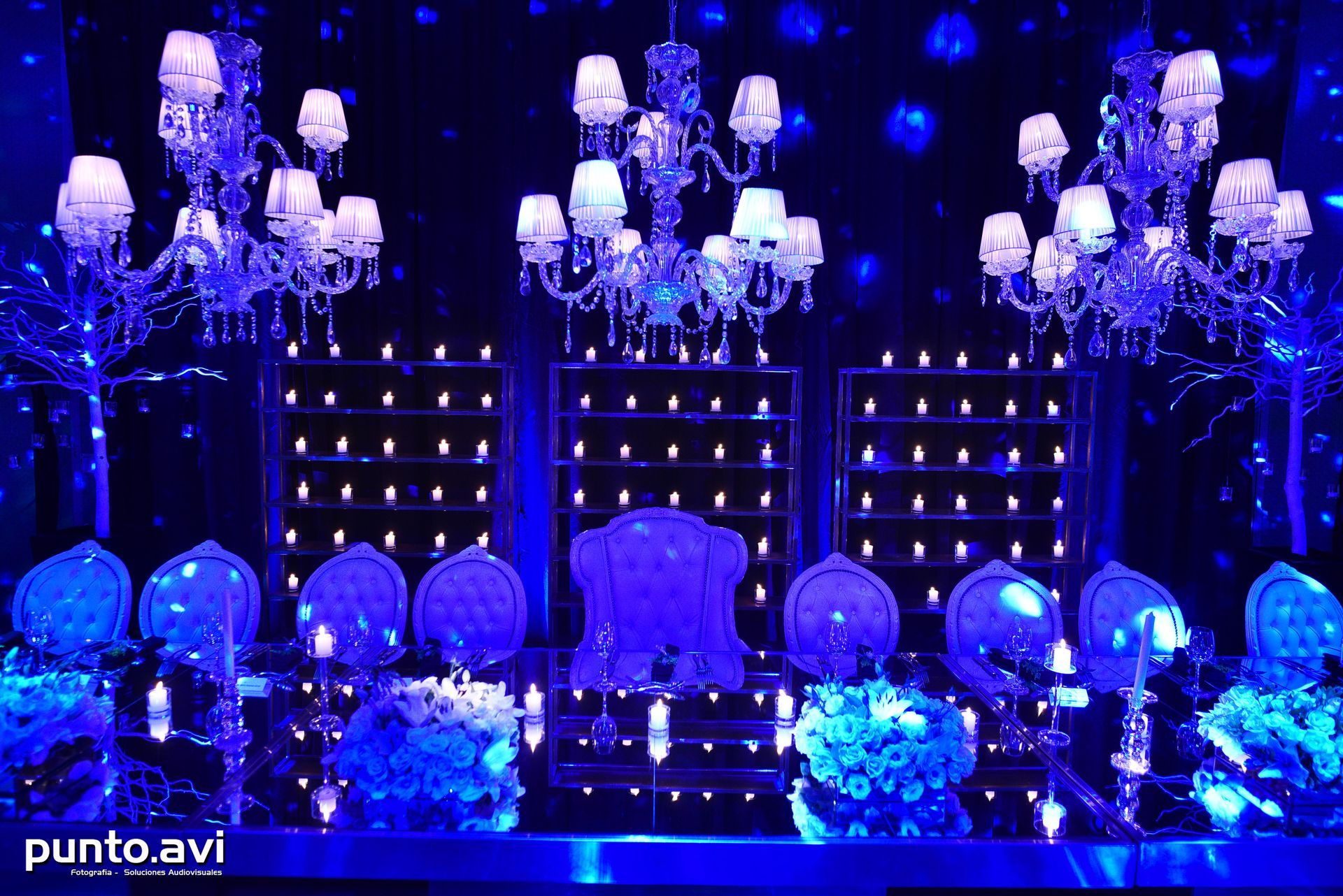 Una habitación oscura con muchas luces violetas y un cartel que dice punto.avi