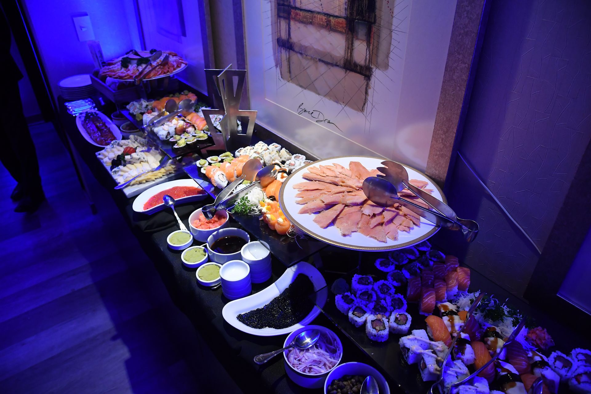 Una habitación oscura con muchas luces violetas y un cartel que dice punto.avi