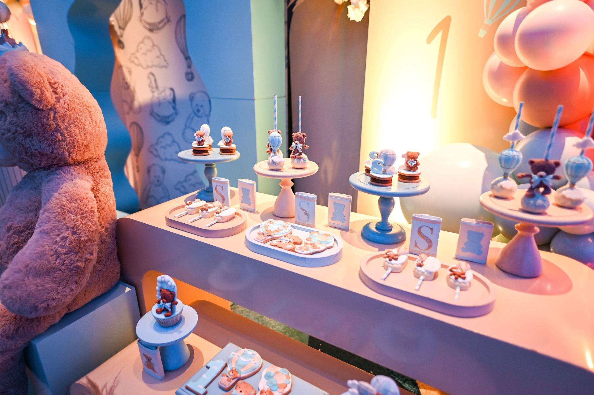 Una habitación oscura con muchas luces violetas y un cartel que dice punto.avi