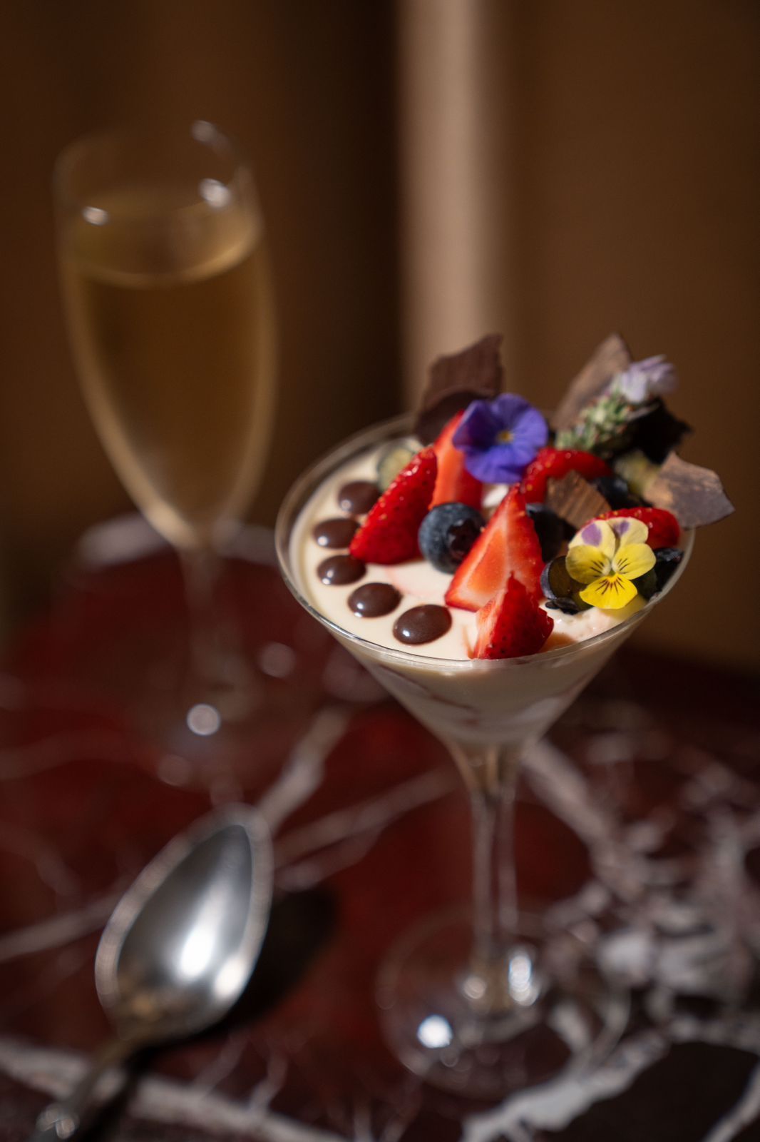 Una copa de martini llena de postre y una copa de champán.