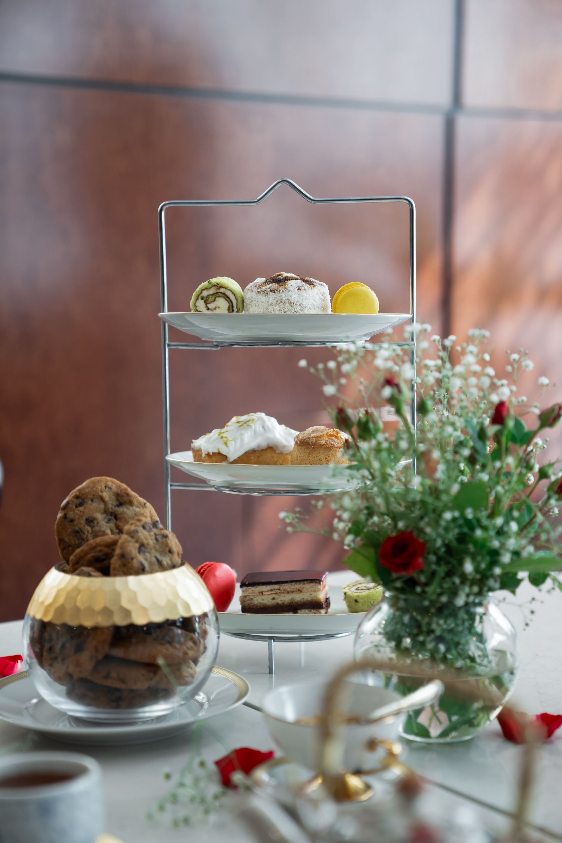Una mesa cubierta con platos de comida y un jarrón con flores.