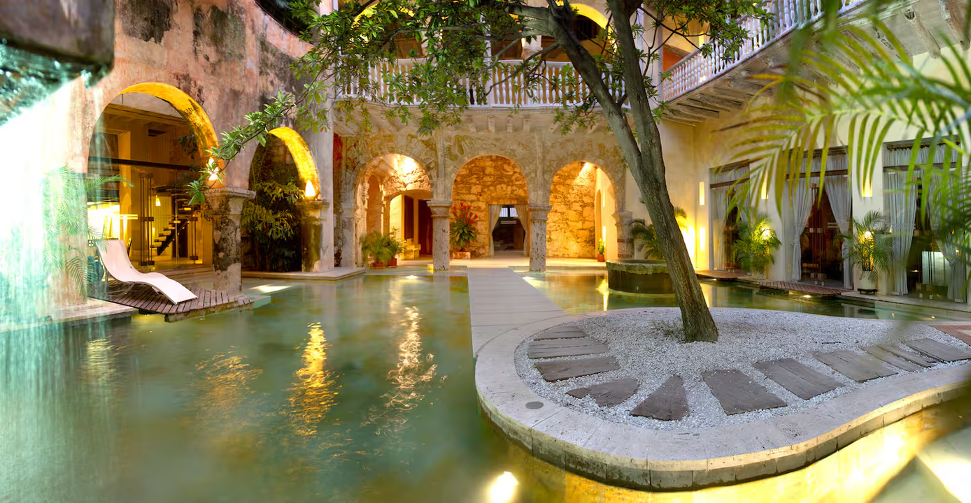 Un patio con una piscina en el medio.
