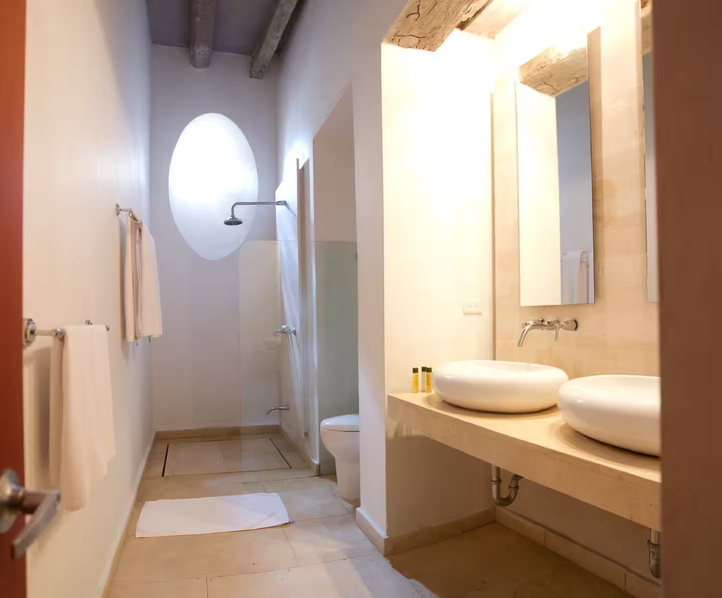 Un baño con dos lavabos y un inodoro.