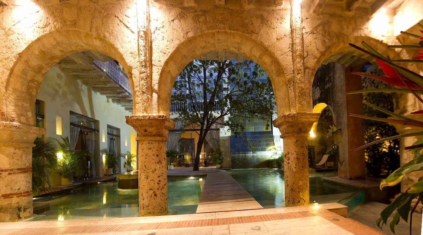 Hay una piscina en el medio del patio.