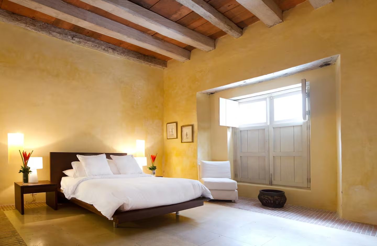 Un dormitorio con una cama grande y una ventana.