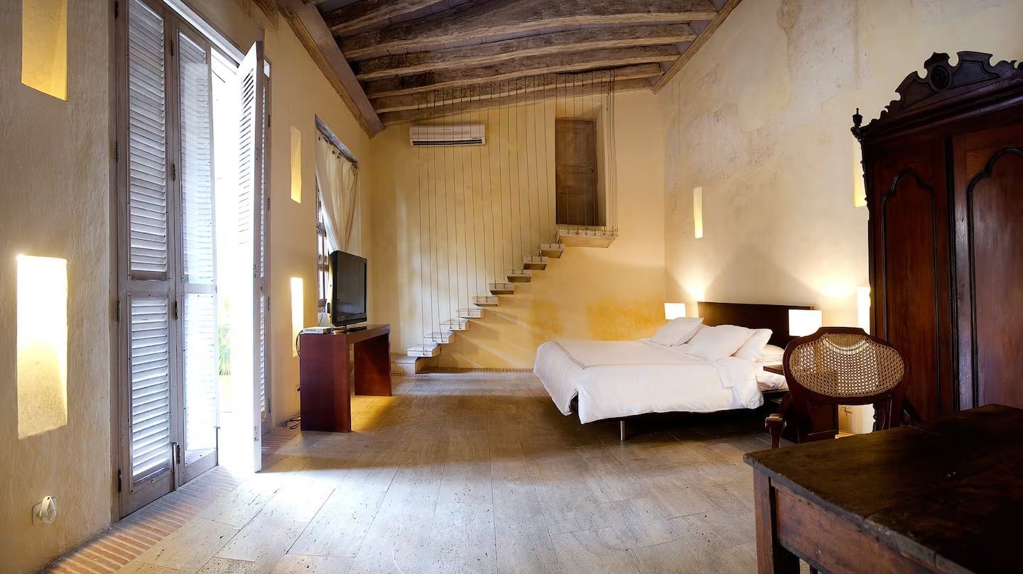 Un dormitorio con una escalera que conduce al segundo piso.