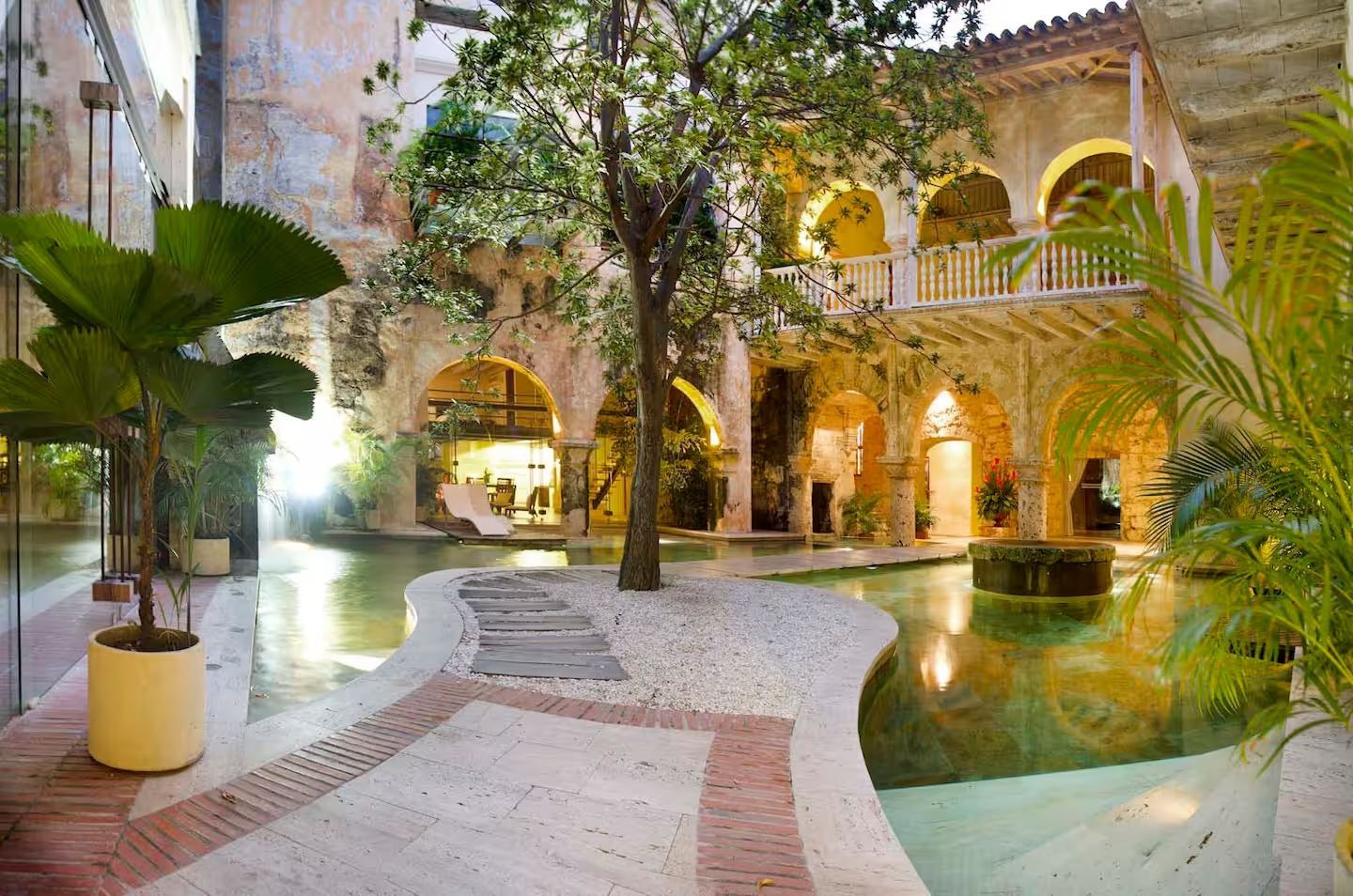 Un patio con una piscina en el medio.