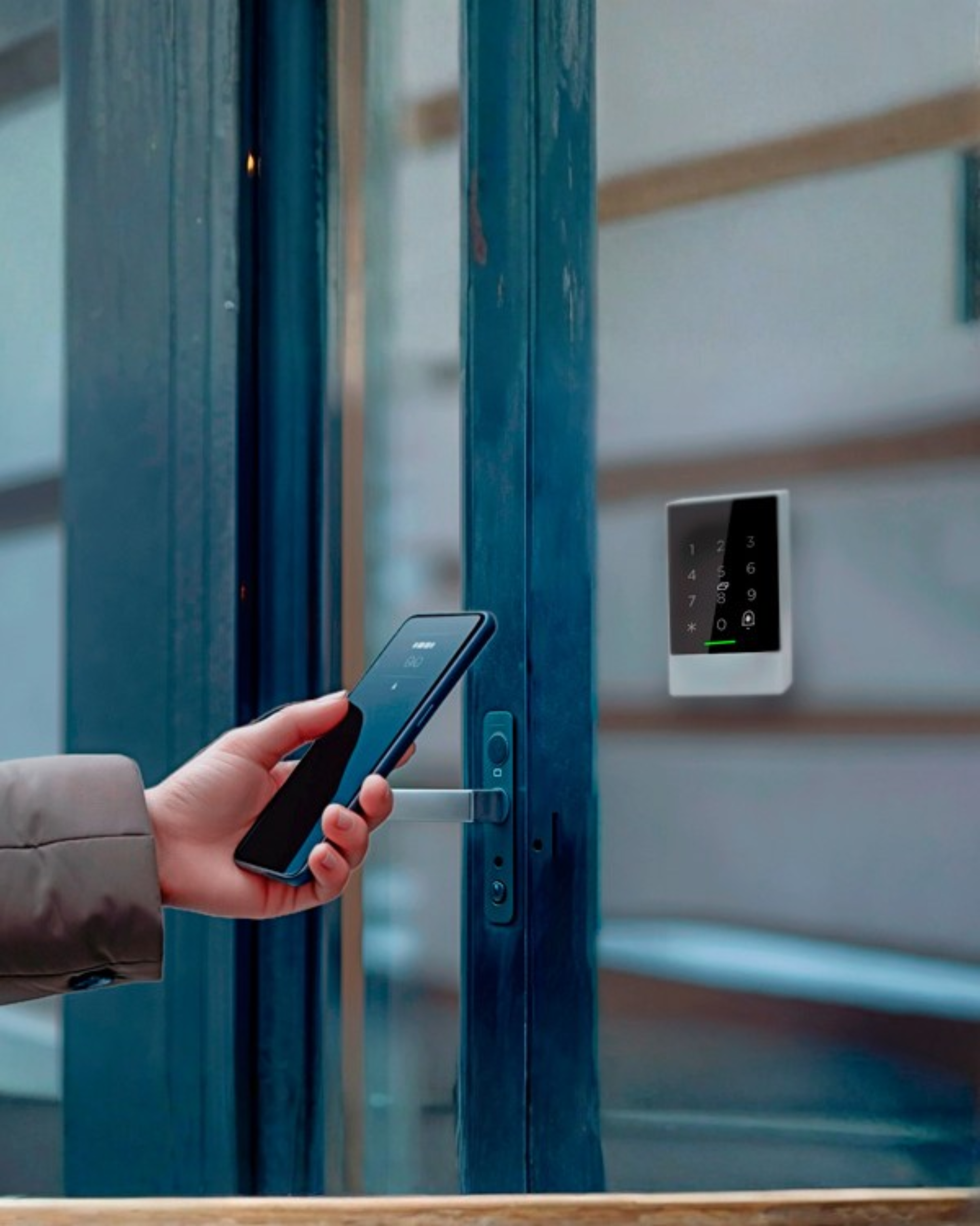 Sistema de control de acceso con imagen de rostro femenino. Incluye teclado, luces y cámara. Para exteriores, montado sobre una columna blanca.