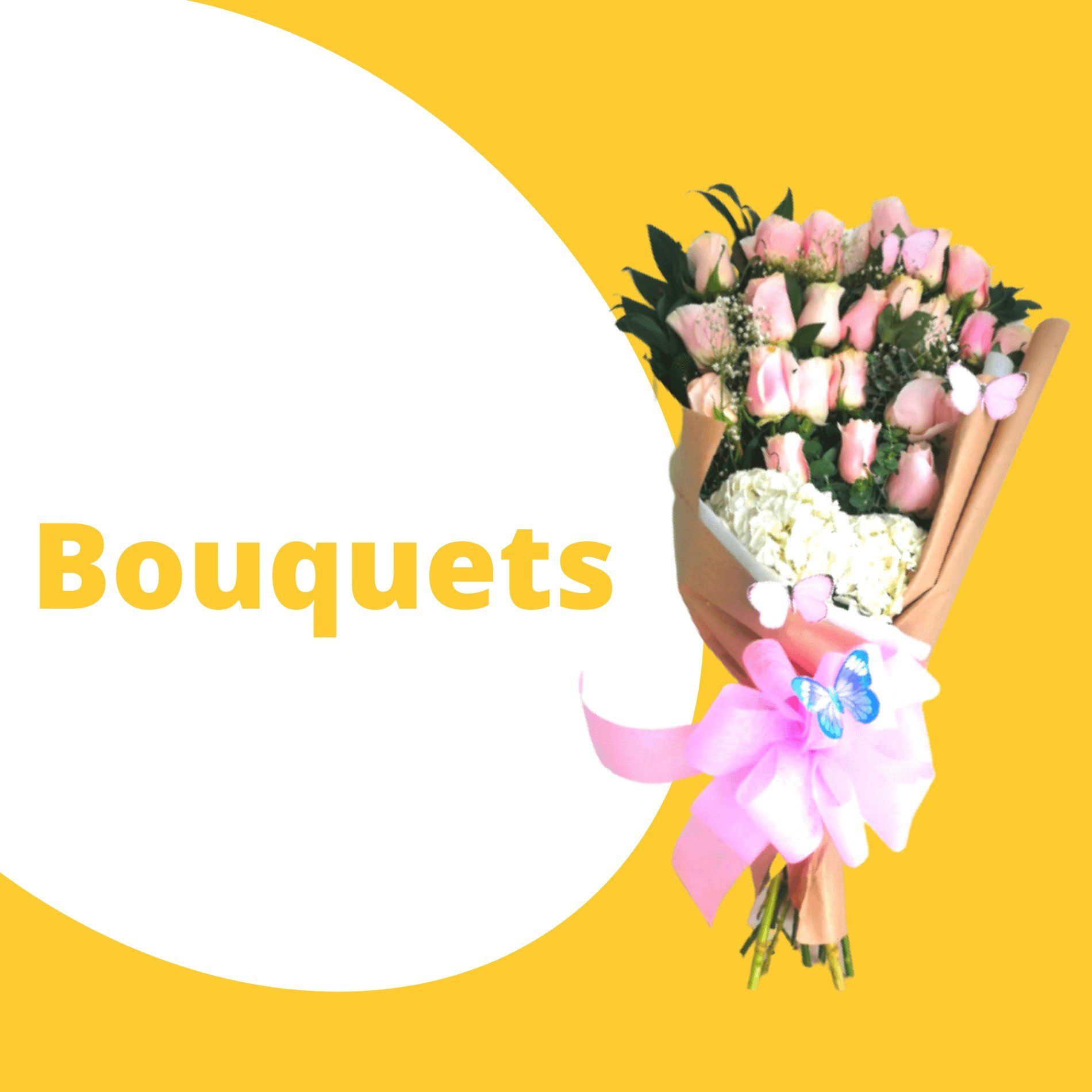 Ramo de rosas rosadas y flores blancas atadas con un lazo rosa, sobre un fondo amarillo.