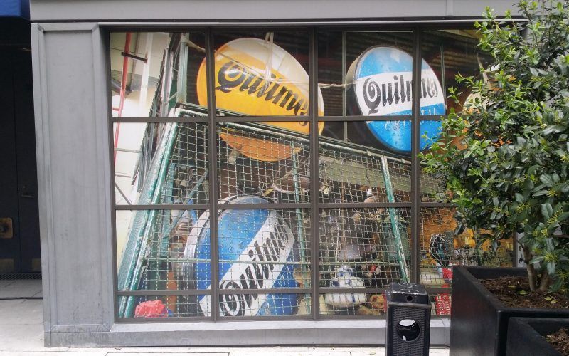 A store front with a sign that says quilpue on it