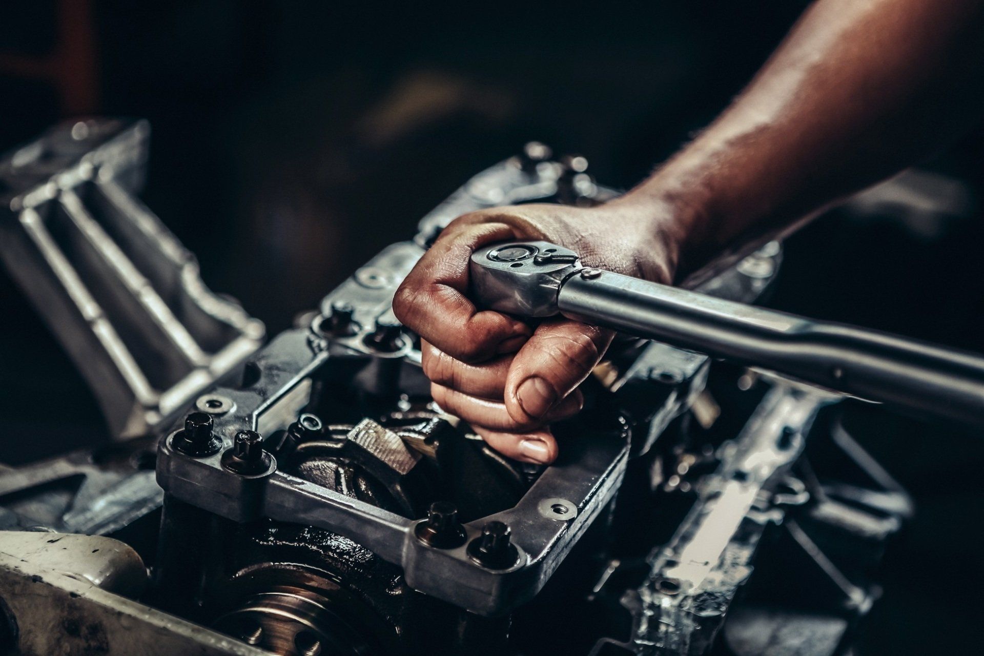 riparazione meccanica di un'automobile