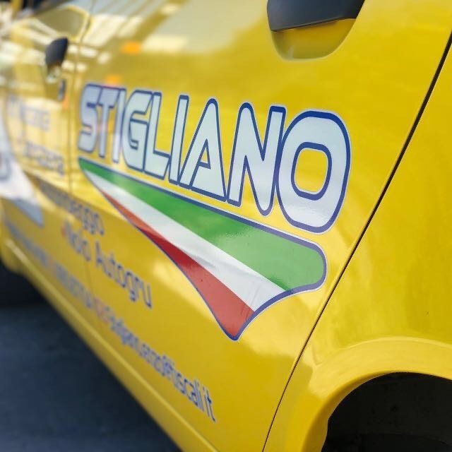 furgoncino giallo di un'autofficina