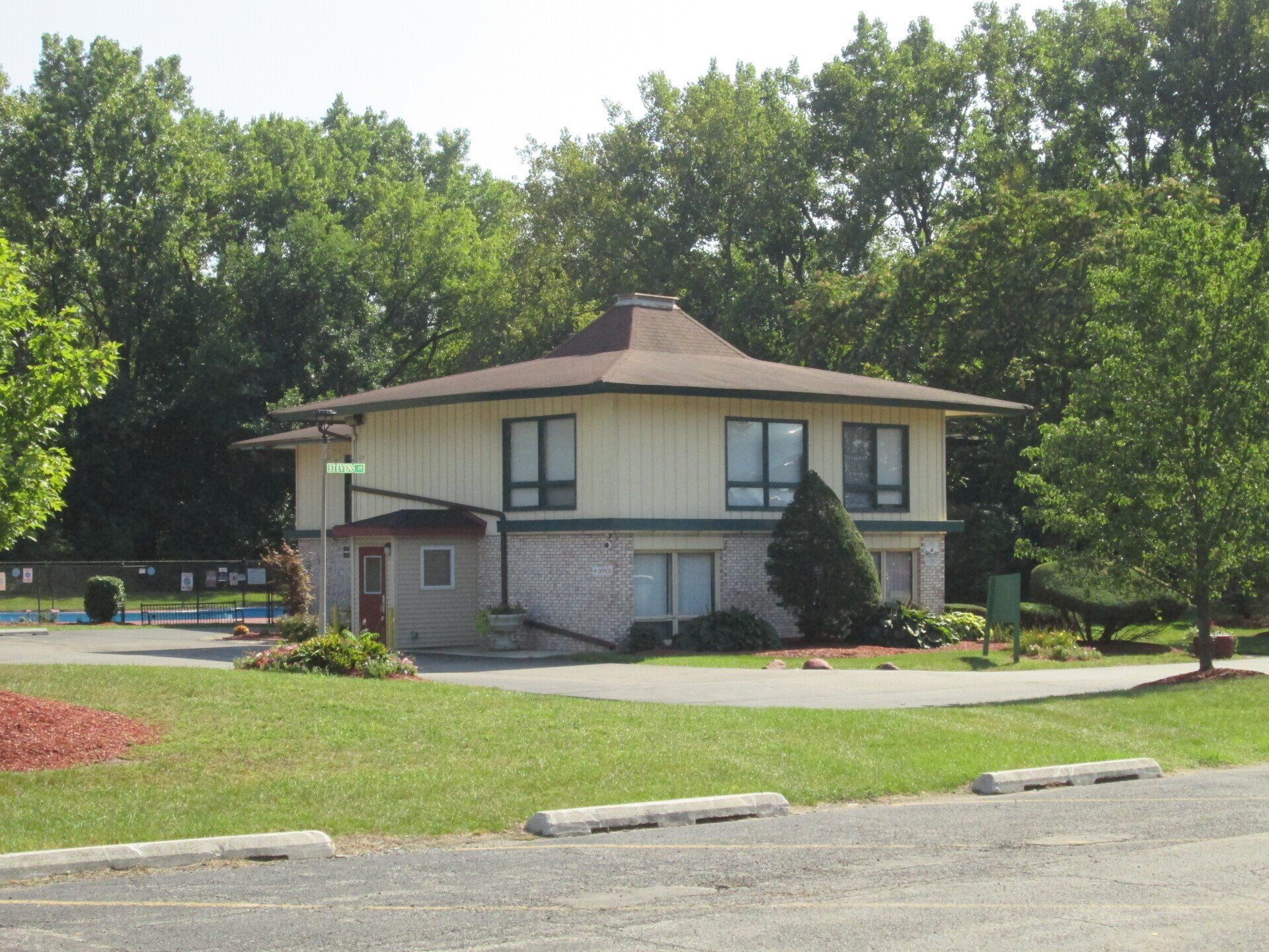 Exterior of Kennedy Crossing Apartments leasing office
