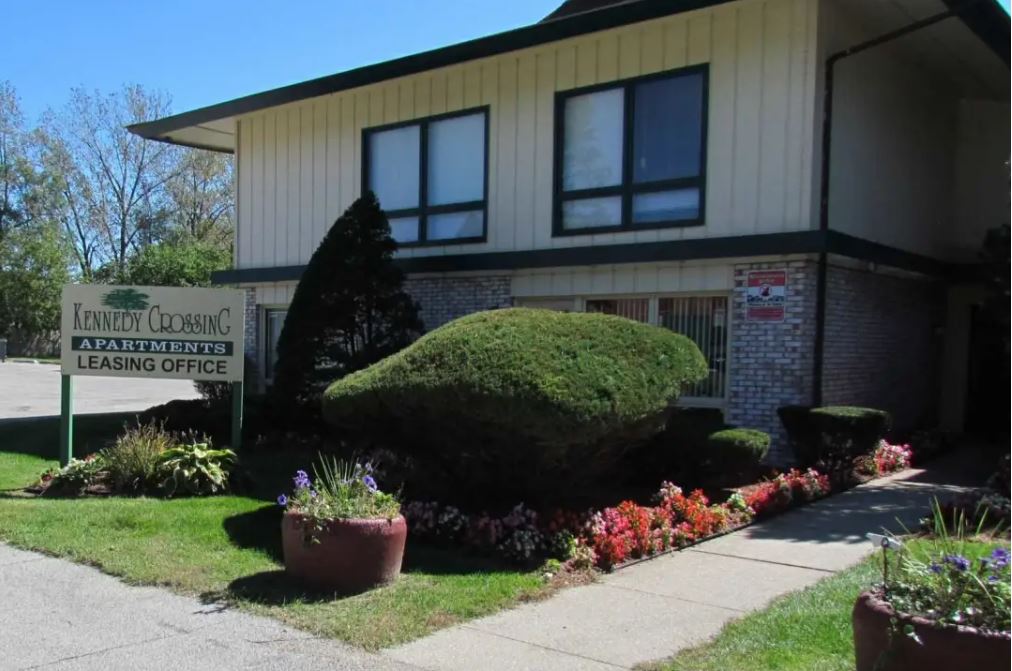 Exterior of Kennedy Crossing Apartments leasing office