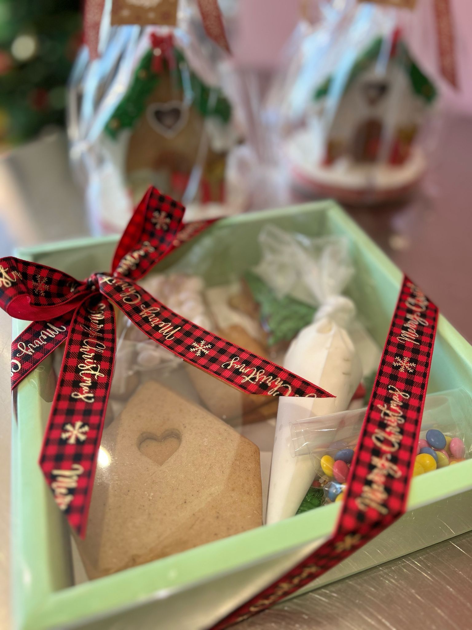 Kit per decorare la casa di pan di zenzero, scatola verde menta con fiocco scozzese rosso.