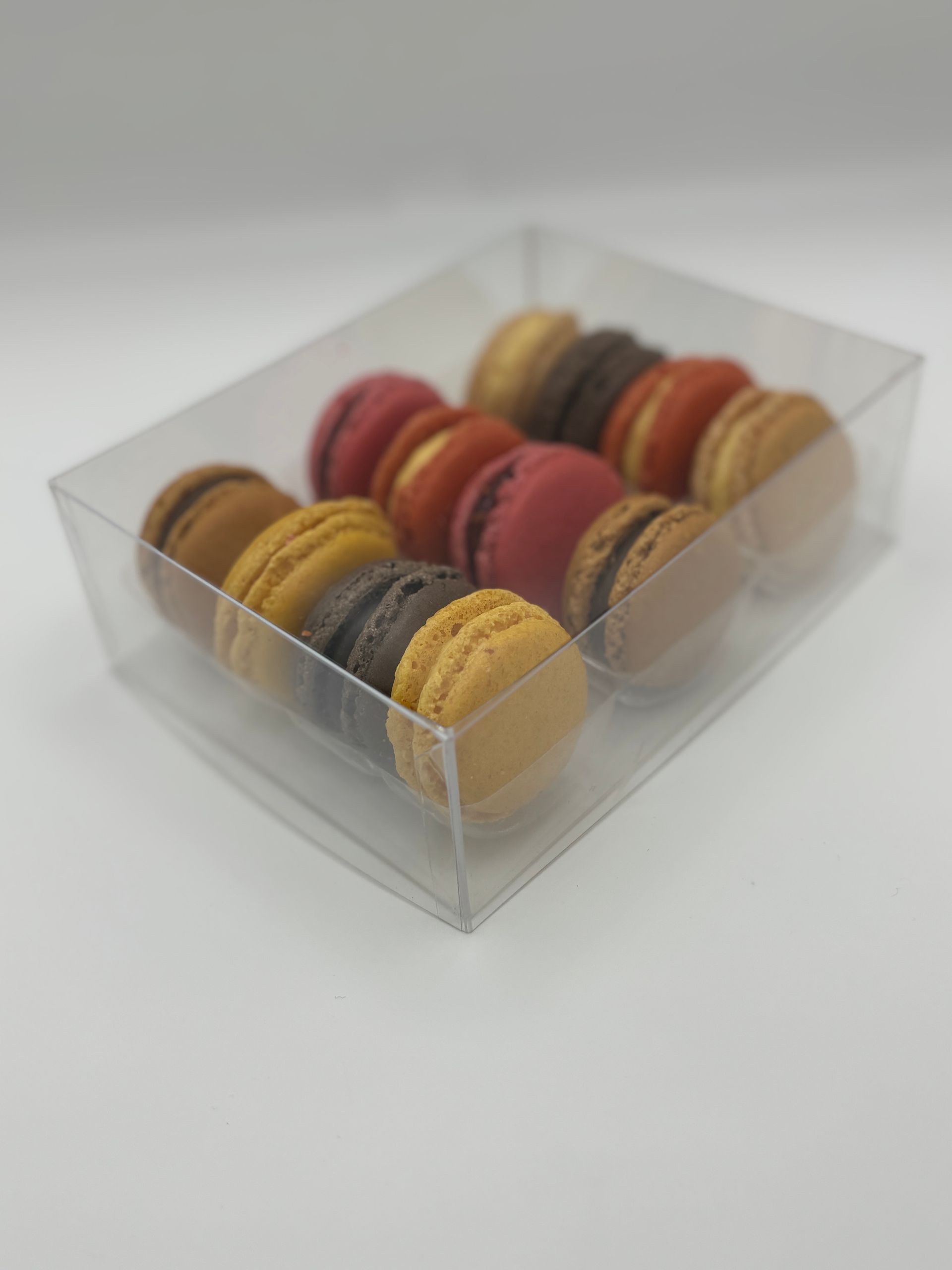 Scatola di macaron colorati in plastica trasparente.