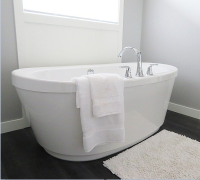 Bath tub deep cleaned and ready to use in Cheyenne residential home.