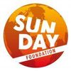 Het Sun Day Foundation-logo is een cirkel met een wereldbol in het midden.
