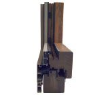 Sezione trasversale di un telaio di finestra in legno scuro con componenti in metallo e vetro.