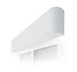 Condizionatore d'aria bianco montato sopra una finestra.