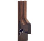 Sezione trasversale di un telaio di finestra in legno con inserto in alluminio, di colore marrone.