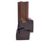 Sezione trasversale di un telaio di finestra in legno scuro che mostra varie sezioni stratificate e scanalature.