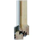 Sezione trasversale di un telaio di finestra con anima in legno, rivestimento metallico e strati isolanti.