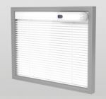 Finestra con persiane bianche chiuse e cornice grigia.