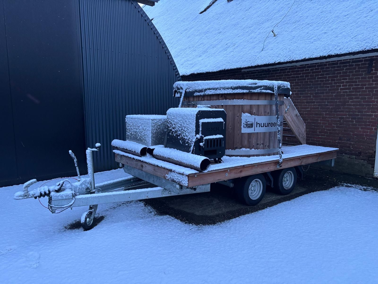 Mobiele hottub op aanhanger van huureentub.nl in besneeuwd winterlandschap