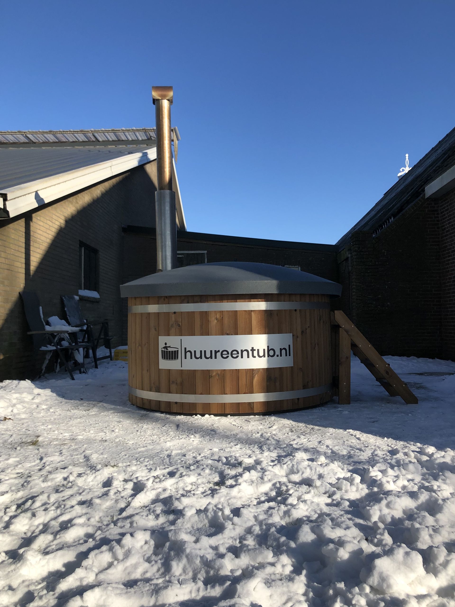 Welltub hottub van Huureentub.nl in de sneeuw, klaar om te genieten in winterse omstandigheden. 